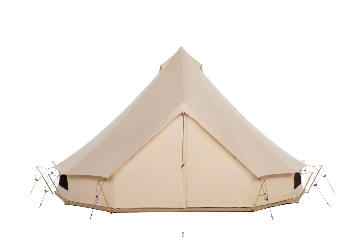 Sibley Apex 600 DD, tente cloche beige avec porte fermée et haubans, vue de face