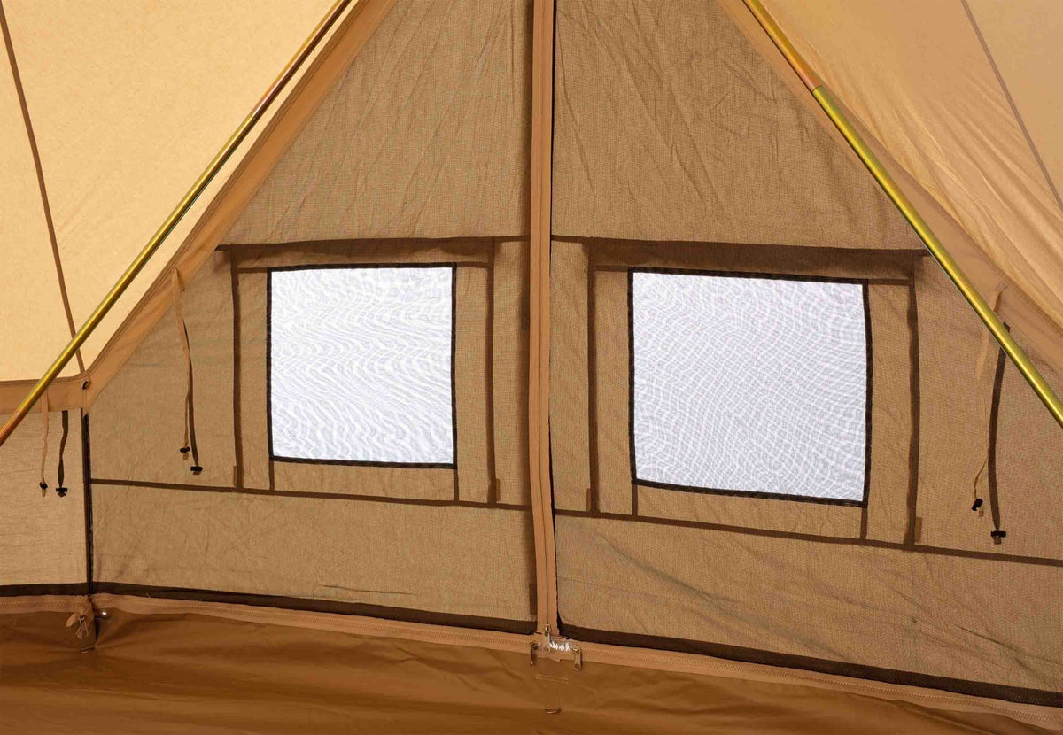 CanvasCamp Sibley Apex 600 Twin, intérieur avec deux fenêtres à moustiquaire dans la paroi arrière