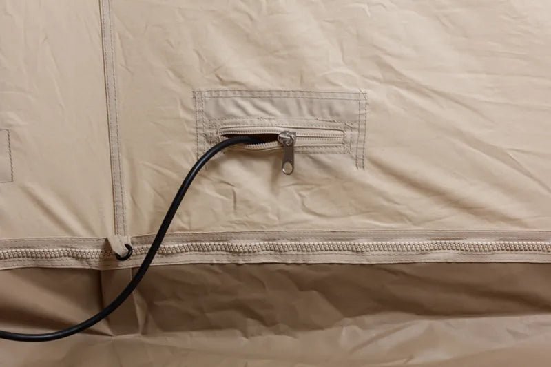 CanvasCamp Sibley Apex 620, passe-câble à fermeture éclair avec un câble noir à travers la toile