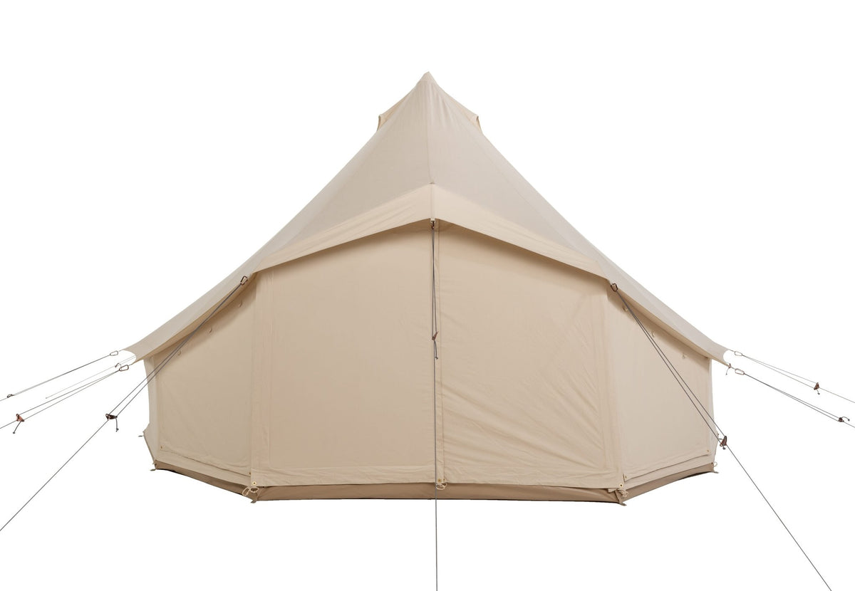 Sibley Apex 620, tente cloche en toile beige au sommet pointu, vue de face avec porte fermée