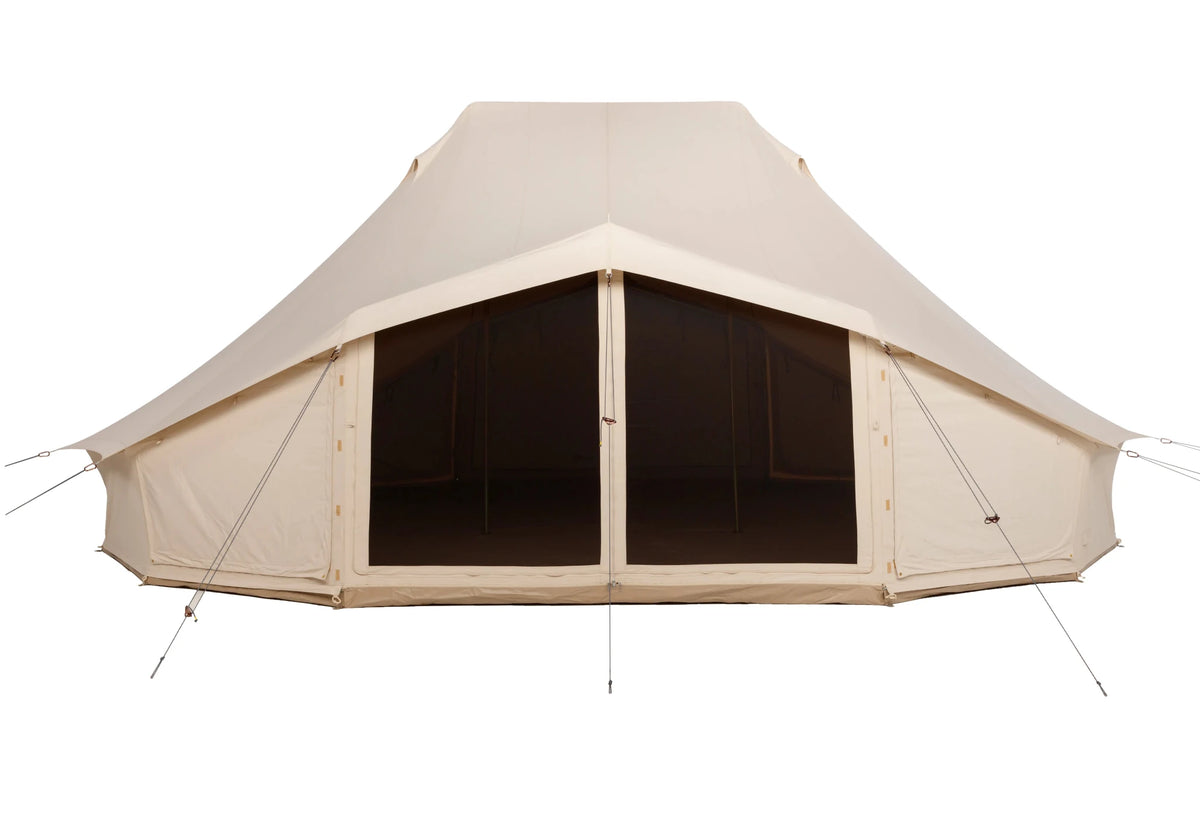 CanvasCamp Sibley Apex 720 Twin de face avec porte relevée et moustiquaire dans l'entrée