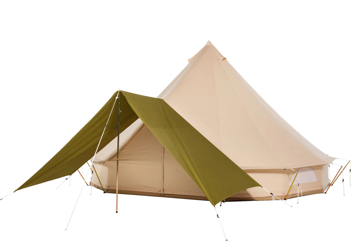 Auvent CanvasCamp Sibley Belltent Connector vert olive devant une tente cloche beige, vue de biais