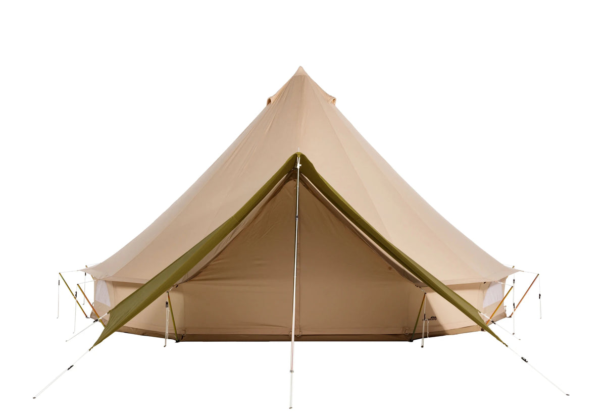 Auvent CanvasCamp Sibley Belltent Connector vert olive au-dessus de l'entrée, vue de face