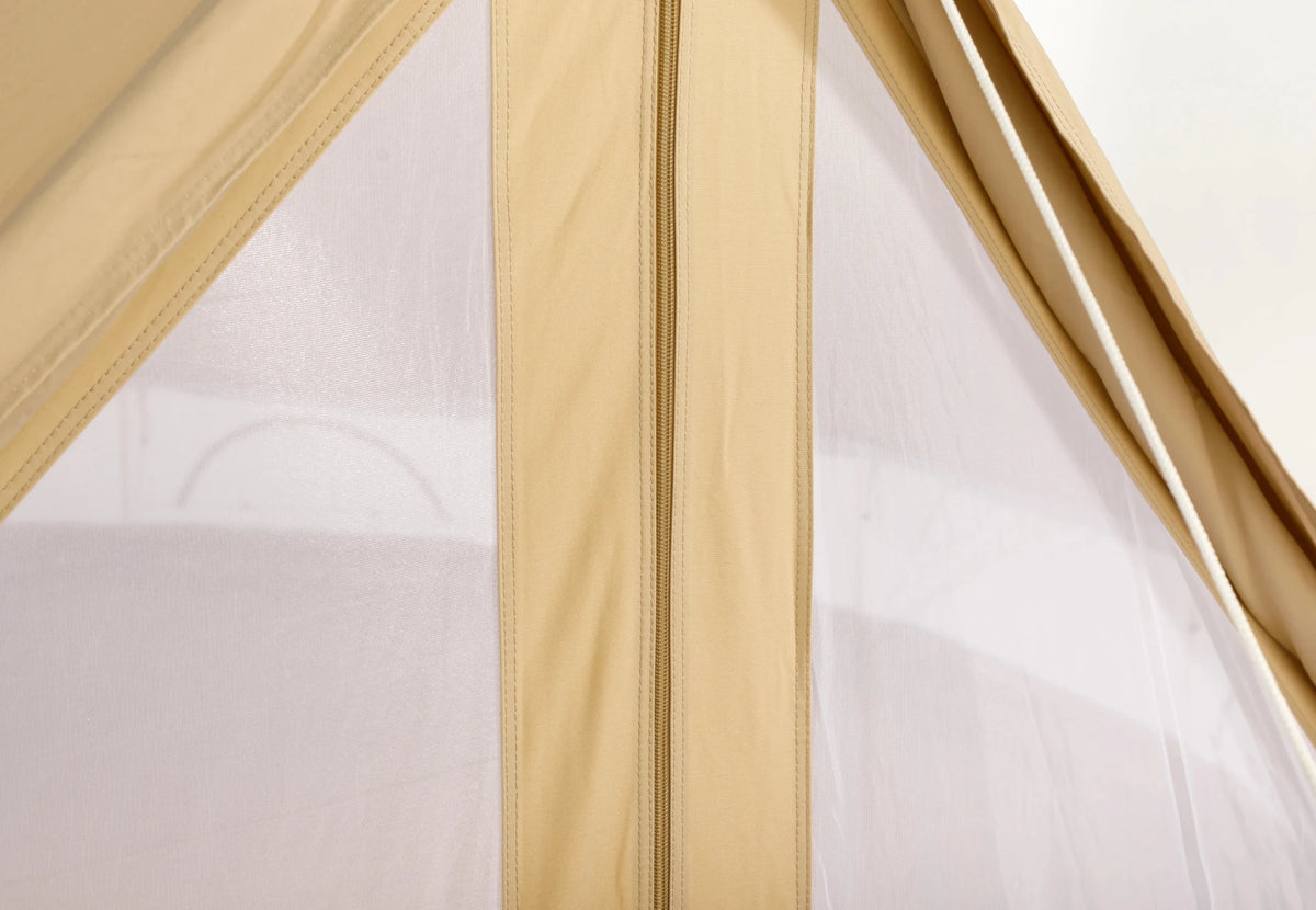 CanvasCamp Sibley ProTech 600 Twin, gros plan de la porte moustiquaire avec bande centrale en toile