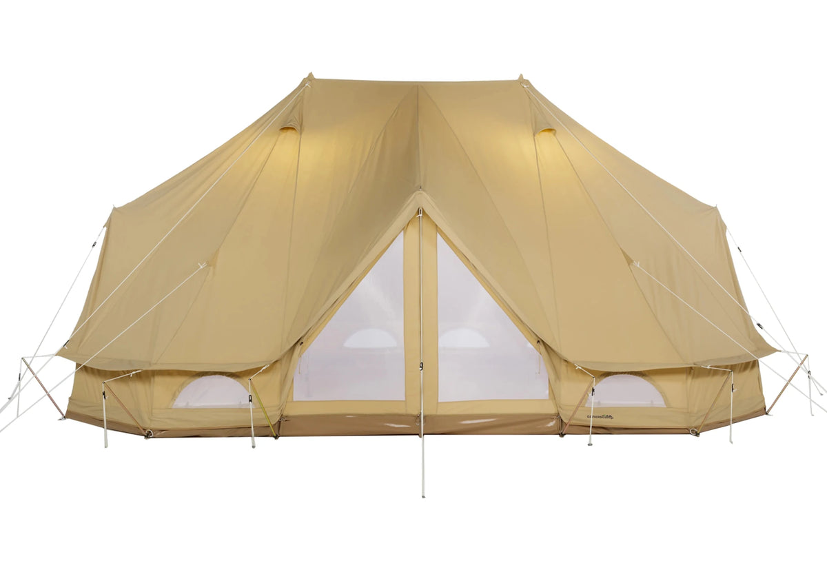 CanvasCamp Sibley ProTech 600 Twin avec porte ouverte, moustiquaire dans l'entrée et deux fenêtres en demi-cercle