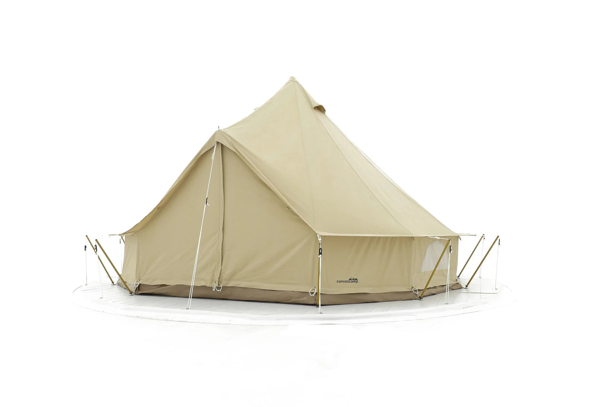 CanvasCamp Sibley ProTech 300 de trois quarts avec haubans et porte fermée