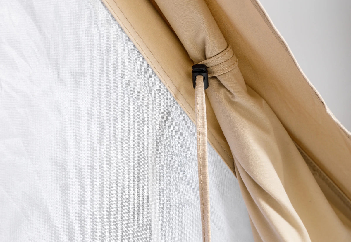 CanvasCamp Sibley ProTech 300, toile de porte roulée fixée par une boucle noire sur une sangle