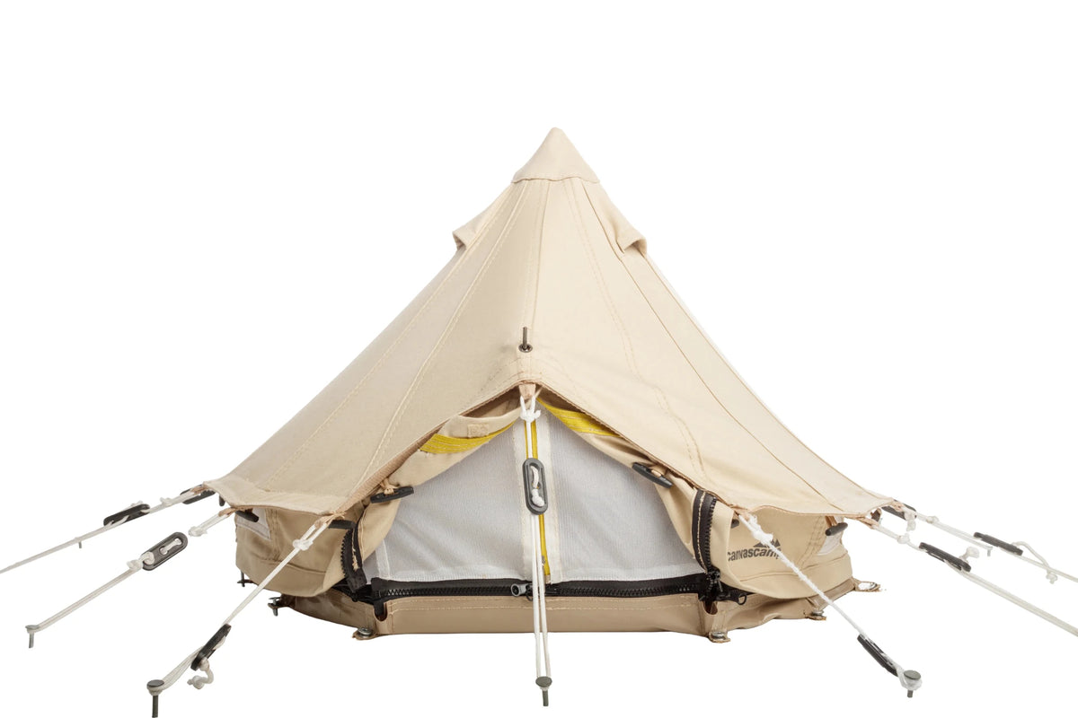 Sibley ProTech Mini, tente cloche en toile beige avec porte ouverte et haubans, vue de face