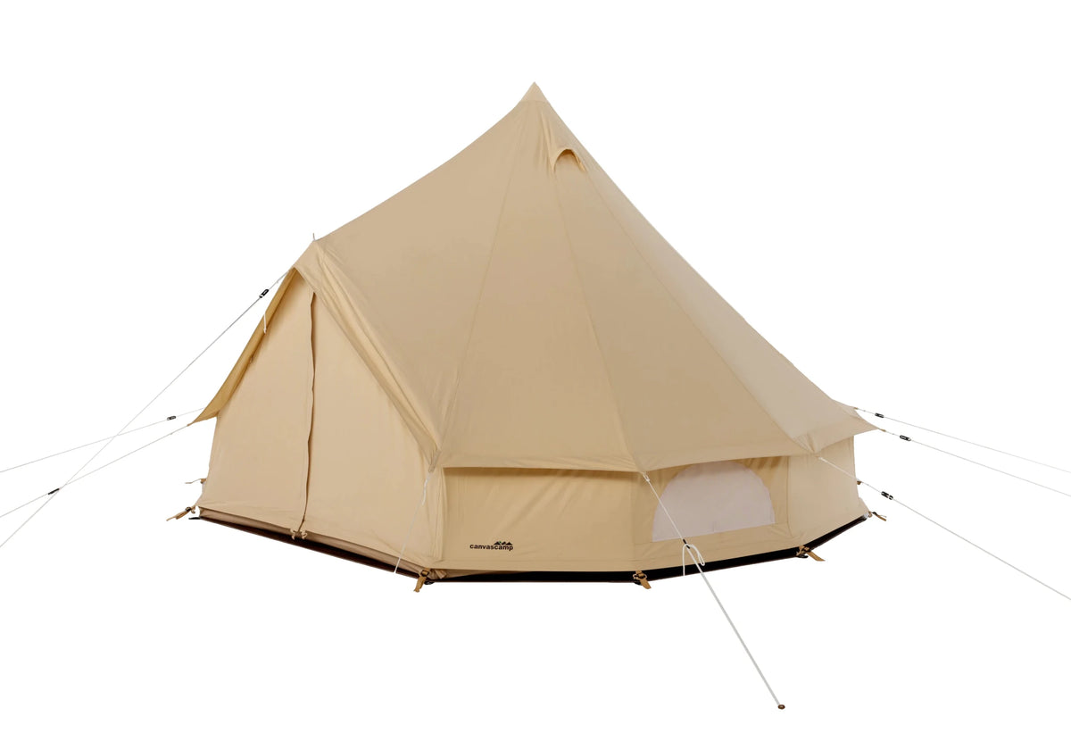CanvasCamp Sibley Traveller 300 de trois quarts avec la porte à gauche et une fenêtre dans la paroi