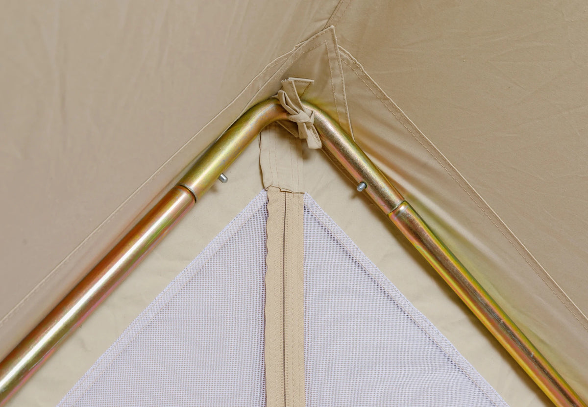 CanvasCamp Sibley Traveller 300, mâts en A au-dessus de la porte vus de l'intérieur