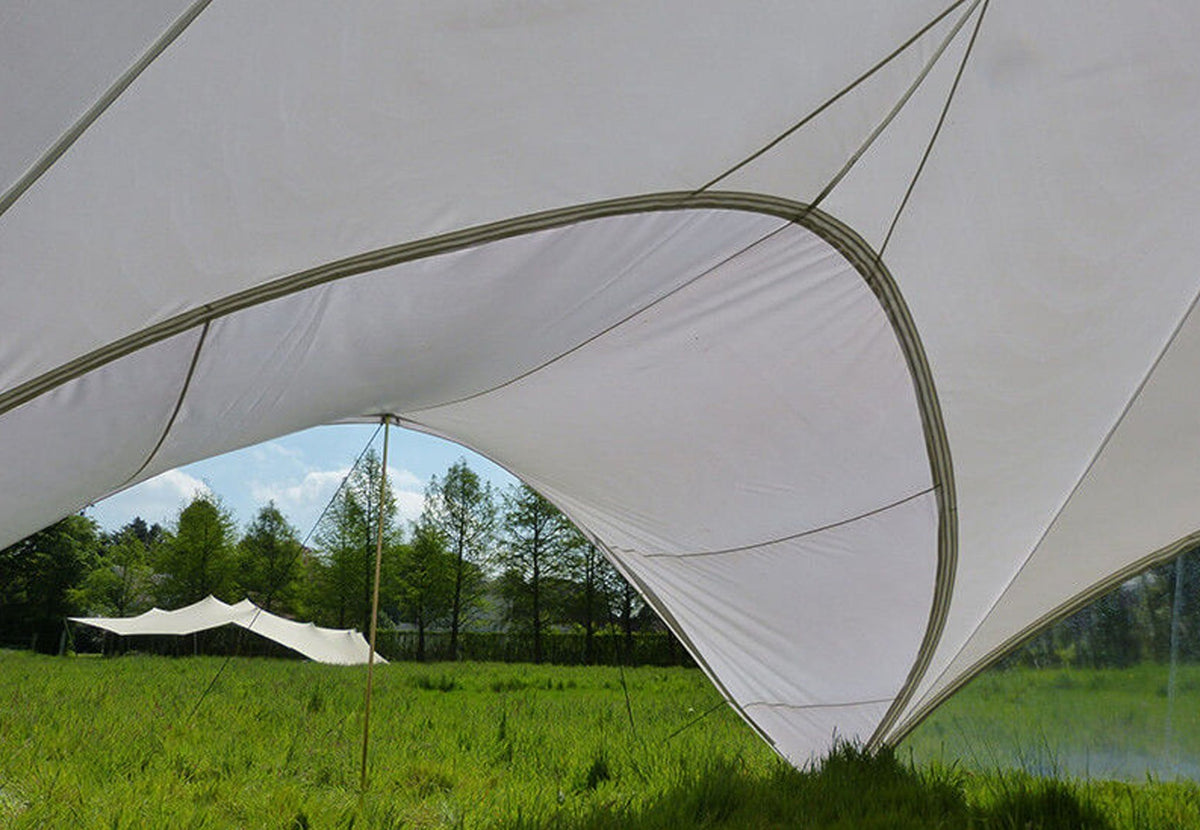 CanvasCamp StarShade Connector vu d'en dessous, toile blanche aux bords incurvés