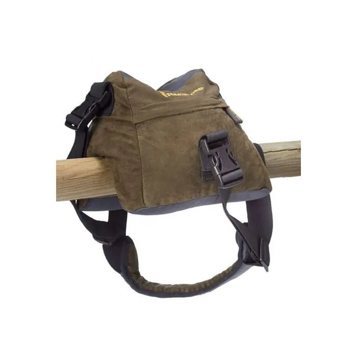Stealth Gear Double Bean Bag posé sur une poutre en bois et fixé avec la sangle