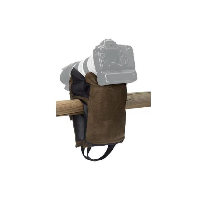 Stealth Gear Double Bean Bag Fox sur une poutre en bois avec un appareil photo et téléobjectif dessus