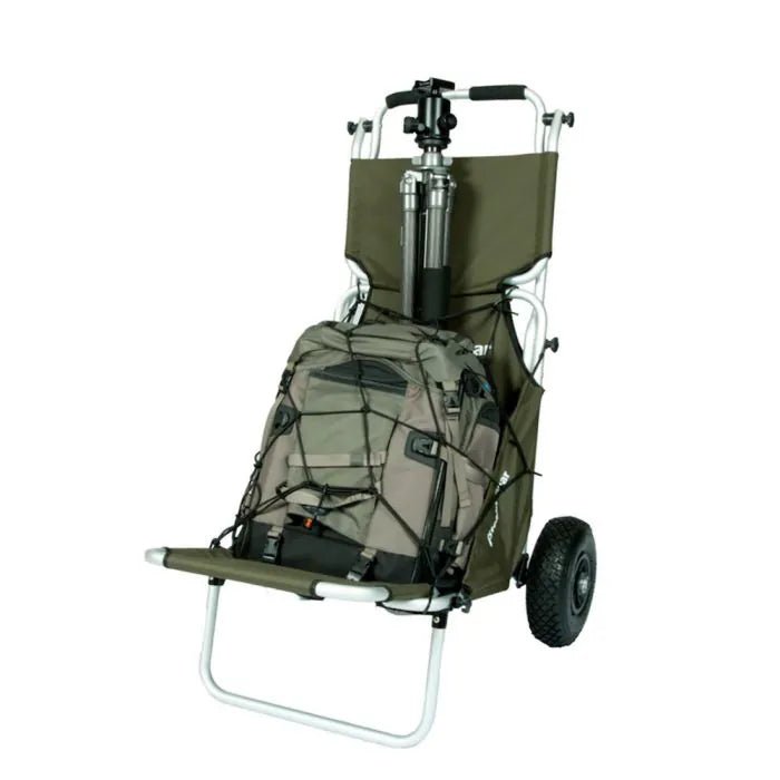 Filet Stealth Gear Transport Trolley tendu sur un sac à dos posé sur un chariot vert avec trépied