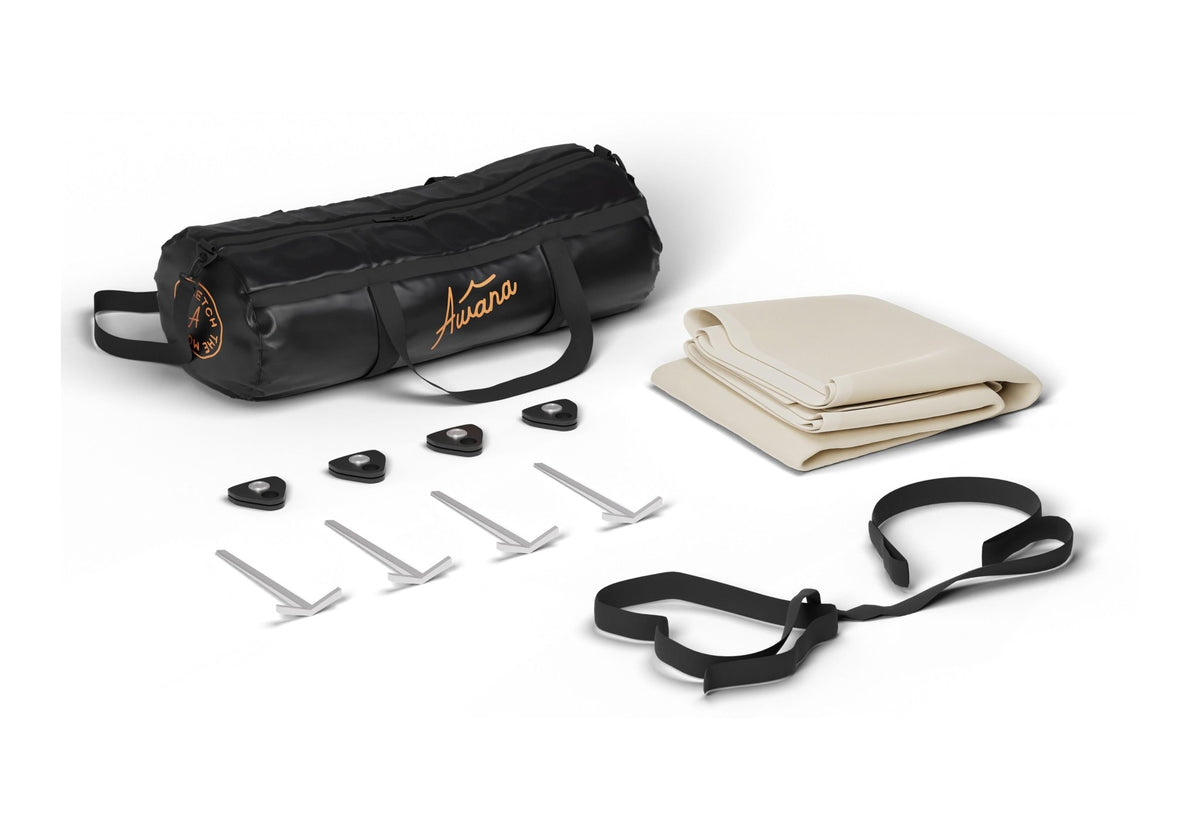 Stretch Tent Q1 TentSail avec sac de transport noir, toile beige pliée, sardines et sangle de tension