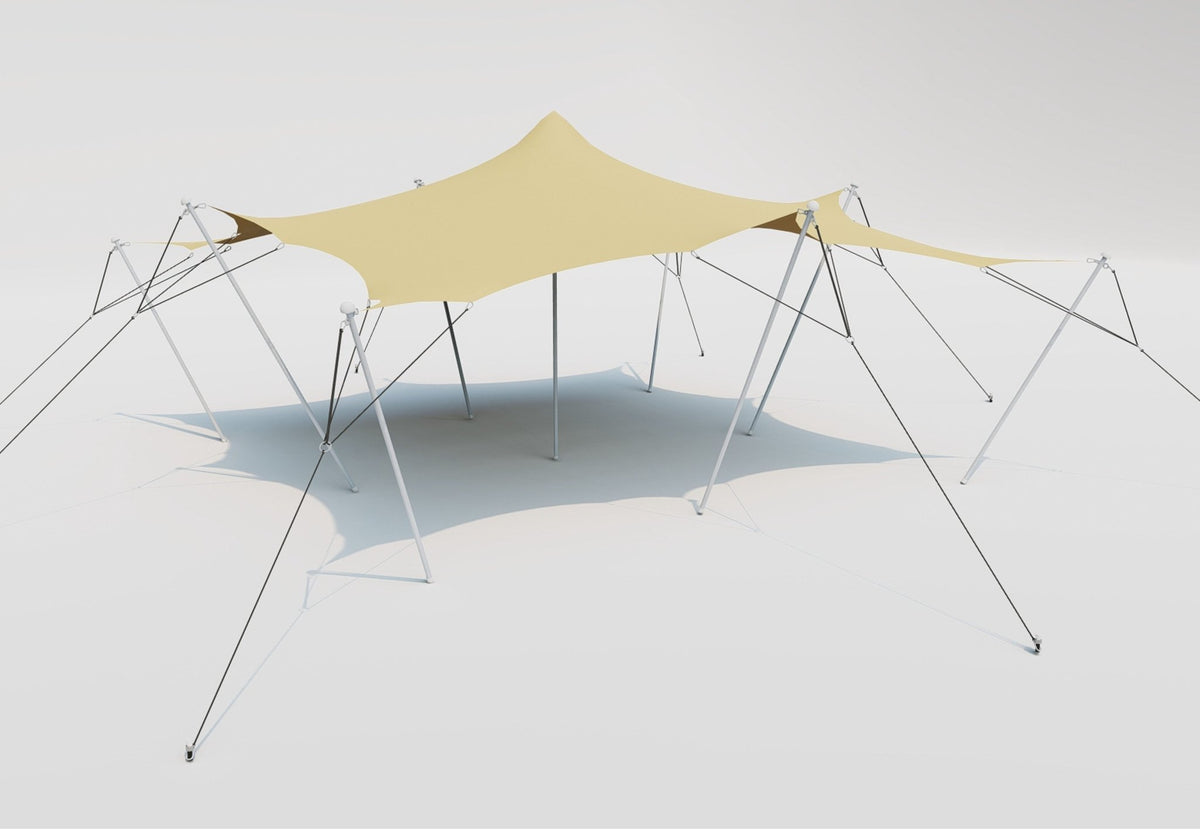 Stretch Tent Q3 montée, toile stretch beige avec un sommet et des mâts inclinés avec haubans autour
