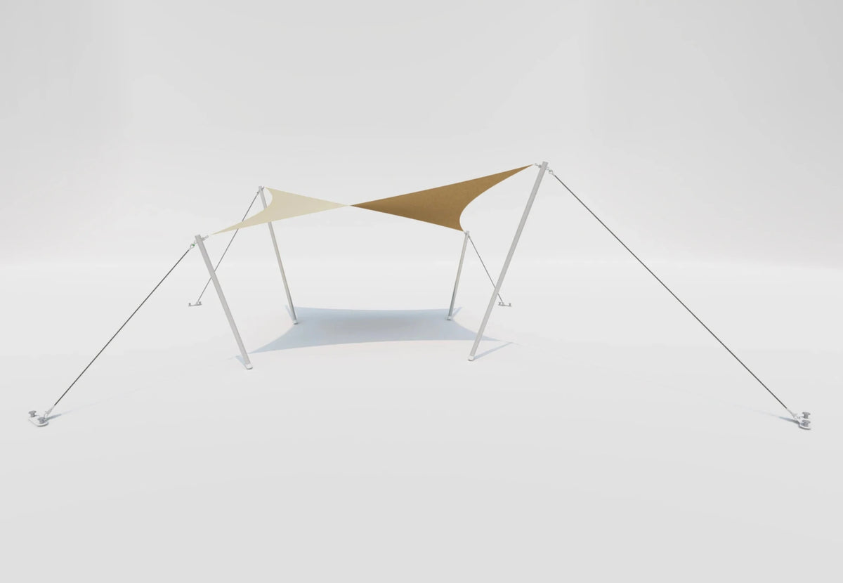 Stretch Tent Q3X montée comme une voile tendue sur des mâts avec de longs haubans