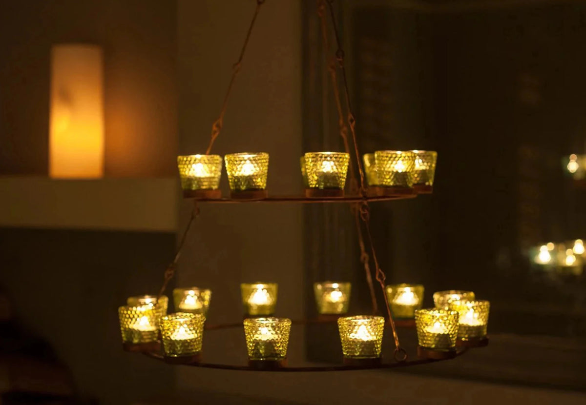 lustre à bougies chauffe-plat pour tente cloche avec deux anneaux de bougies allumées dans des verres
