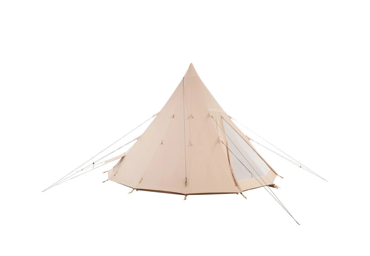 Tipi CanvasCamp Traveller 500 vu de côté avec un rabat de fenêtre déployé