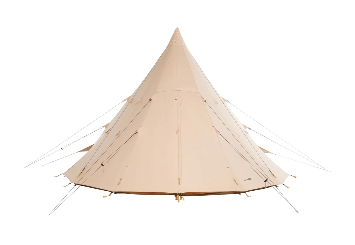 tente tipi Traveller 600 en toile beige avec porte fermée et haubans tendus