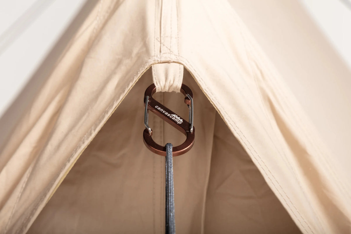 Tipi CanvasCamp Urban Traveller 450, détail du mousqueton sur une boucle au-dessus de l'entrée