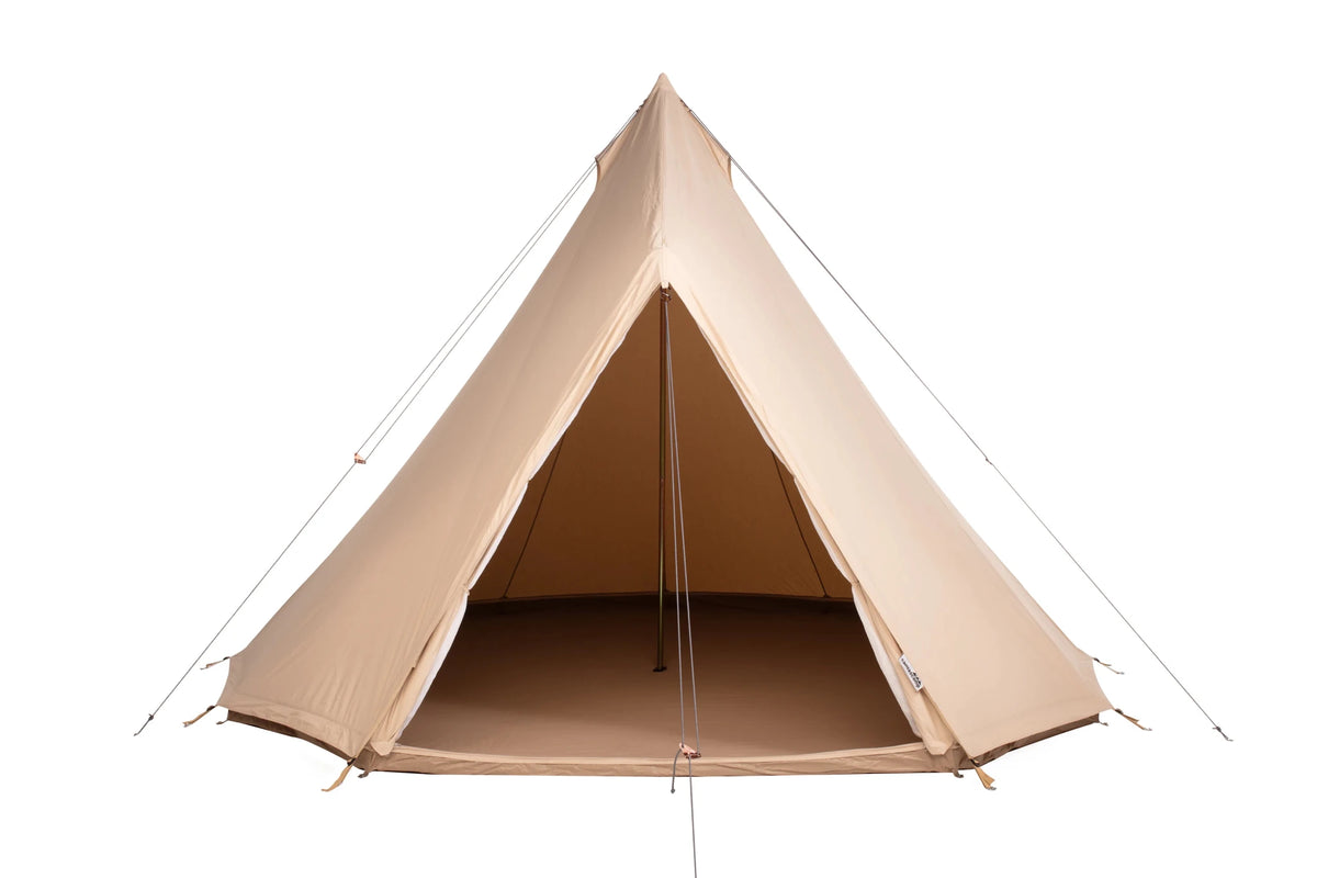 Tipi CanvasCamp Urban Traveller 450 beige avec entrée ouverte et vue sur le tapis de sol