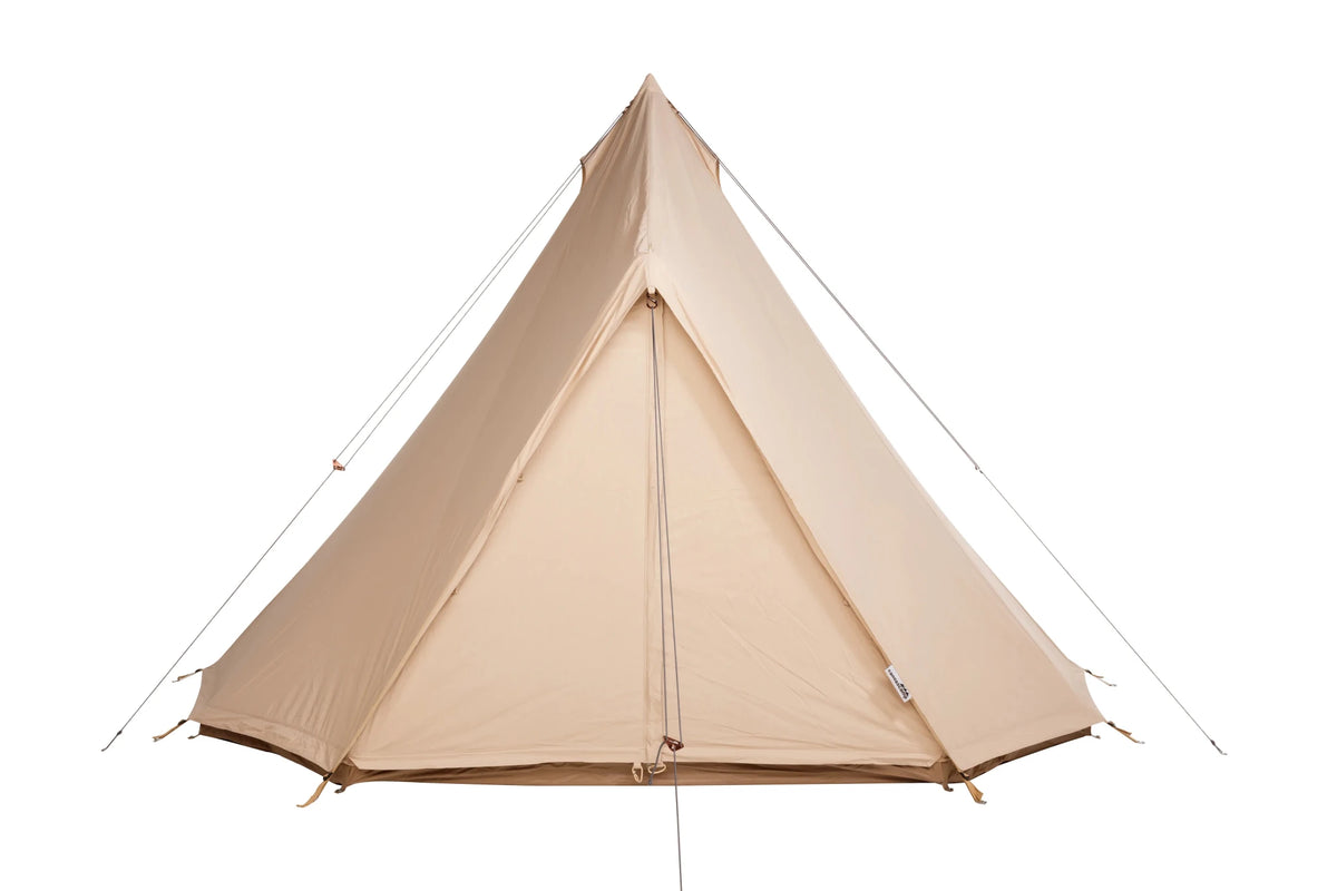 Tipi CanvasCamp Urban Traveller 450 vu de face avec porte fermée et haubans