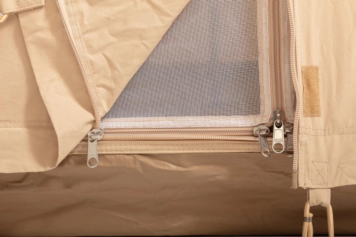 Tipi CanvasCamp Urban Traveller 450, détail de la porte avec moustiquaire et doubles fermetures éclair