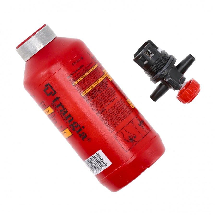 Bouteille à combustible Trangia couchée avec le bouchon de sécurité noir dévissé à côté
