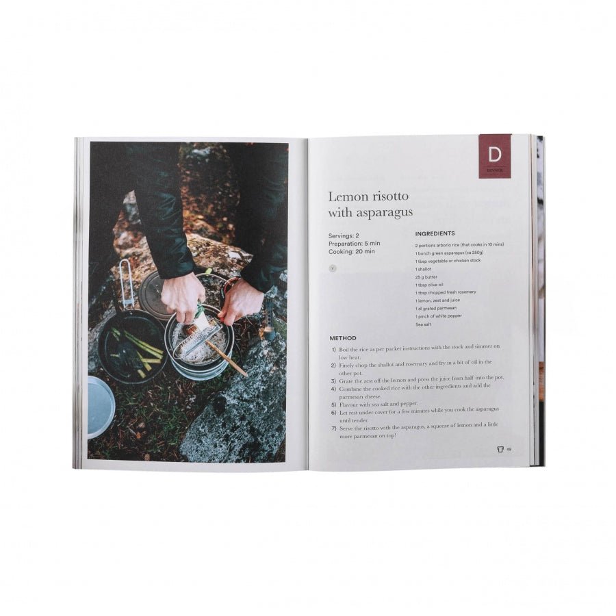 Livre de cuisine Trangia Moment ouvert sur une recette de risotto au citron et asperges