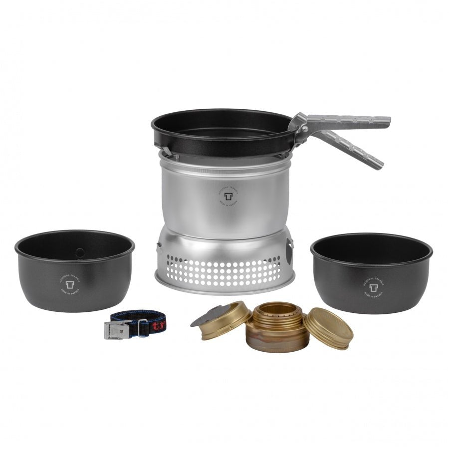 Trangia 27-5 UL étalé avec casseroles, poêle, pare-vent, brûleur à alcool en laiton et sangle