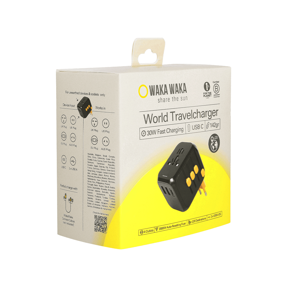 WakaWaka Travelcharger adaptateur de voyage universel dans son emballage avec le texte World Travelcharger