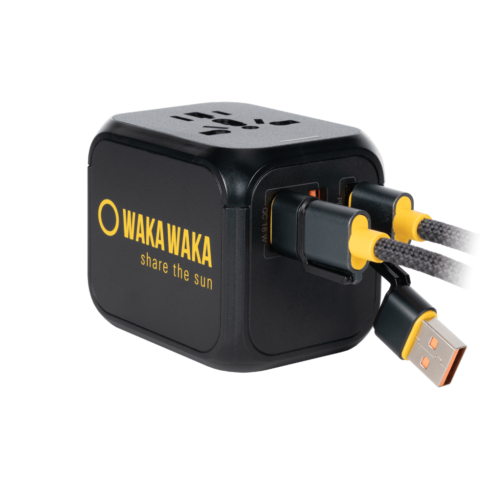 WakaWaka Travelcharger avec logo sur le côté et deux câbles tressés branchés