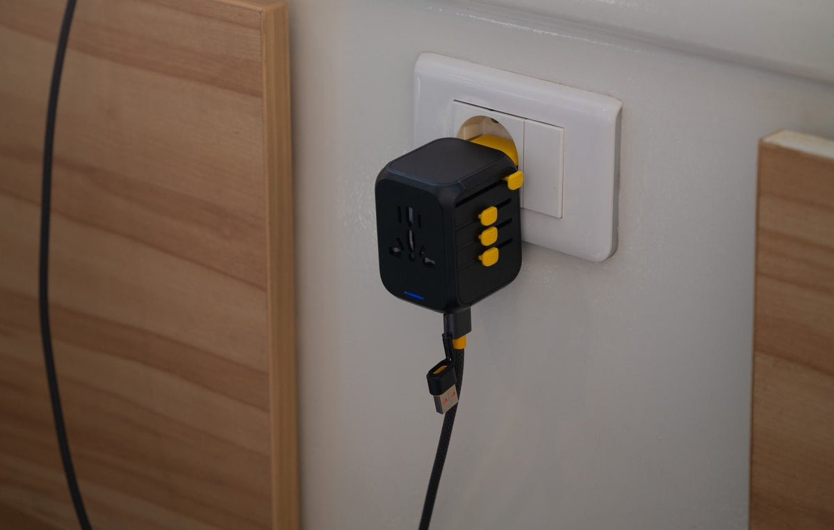 WakaWaka Travelcharger dans une prise murale, avec un câble branché