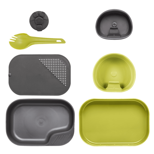 Wildo Camp-A-Box Complete gris et vert citron avec cuillère-fourchette, bols, assiettes et planche à découper