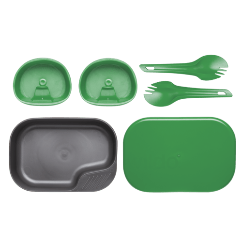 Wildo Camp-A-Box Duo vert avec deux gobelets, deux cuillères-fourchettes, un bac gris et un couvercle