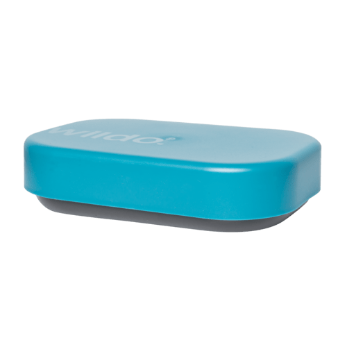 Wildo Camp-A-Box Duo fermé vu de côté, couvercle bleu sur le bac gris