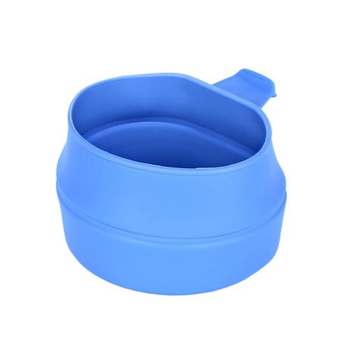 Wildo Fold-A-Cup bleu clair, déplié et vu de dessus en biais