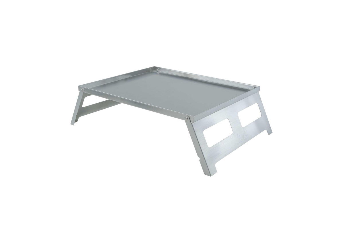 Table d'accessoires Winnerwell vue de biais sur le côté, avec découpes dans les pieds