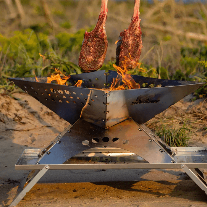 Table d'accessoires Winnerwell fixée à un foyer plat allumé avec de la viande au-dessus du feu