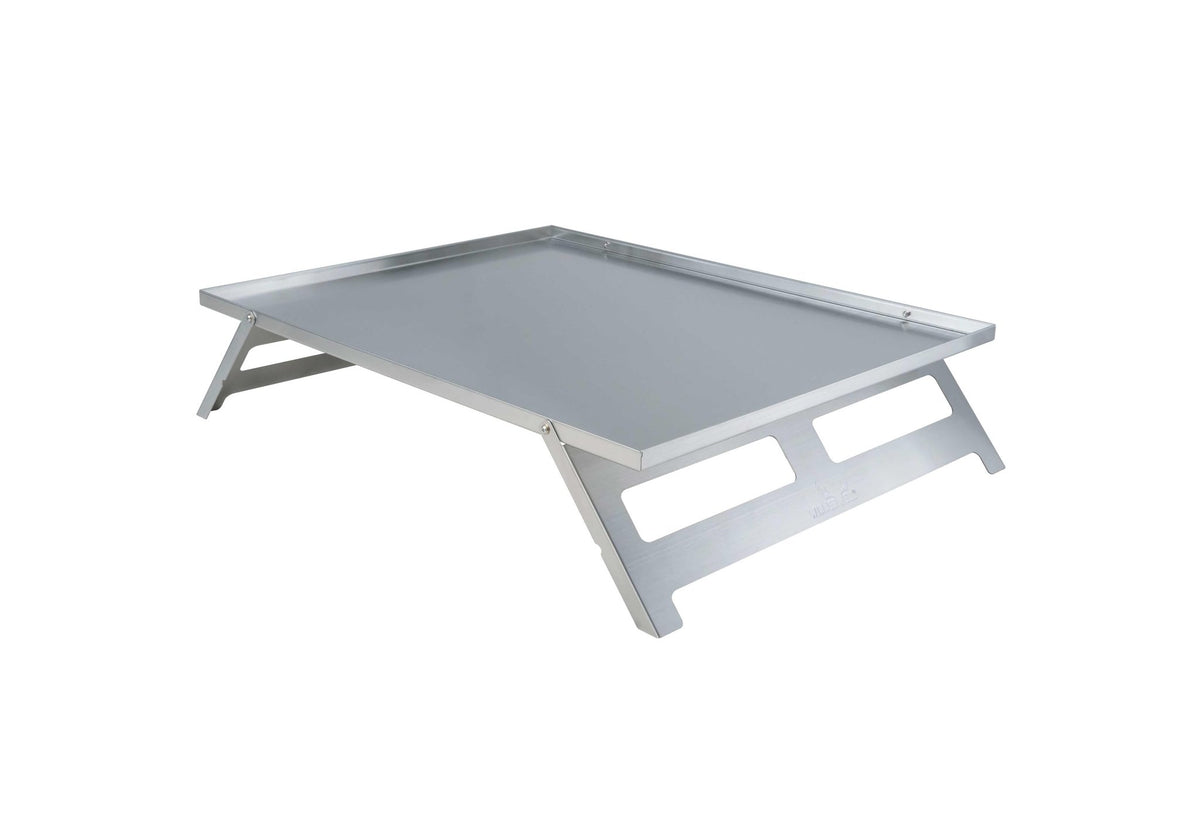 Table d'accessoires Winnerwell vue de face en contre-plongée, large plateau sur les pieds