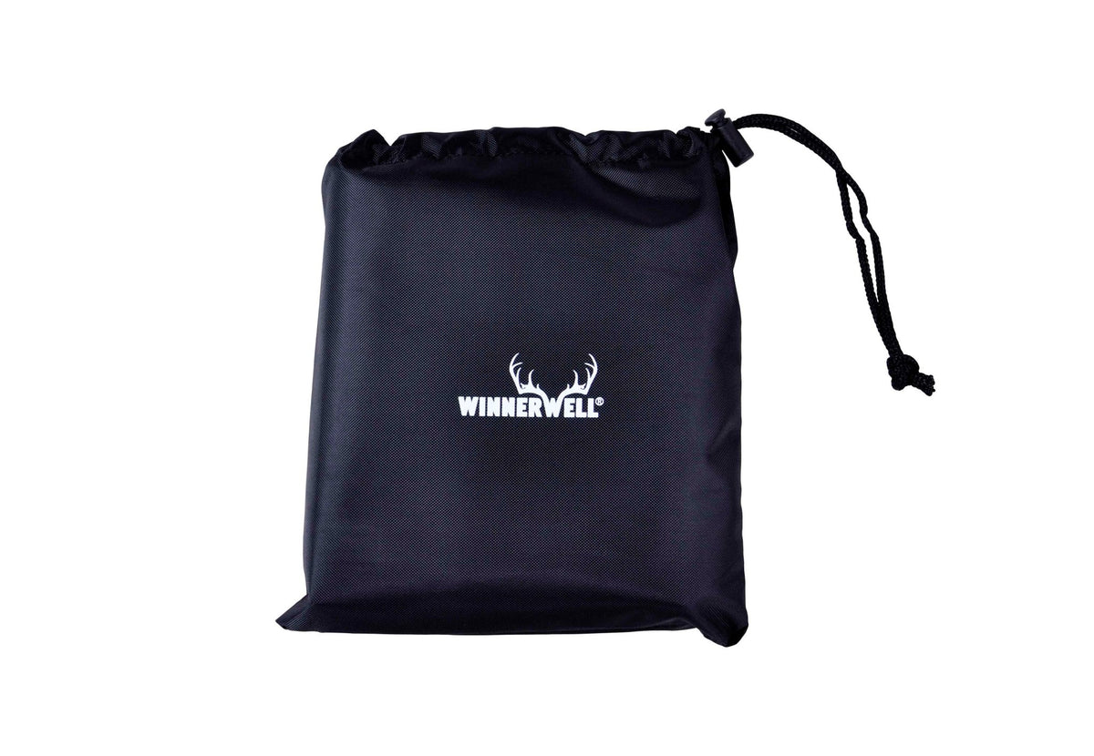 Winnerwell Backpack Stove rangé dans une petite housse noire avec cordon de serrage et logo