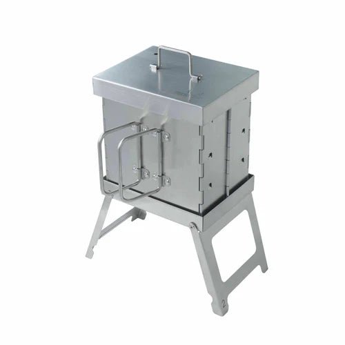 Winnerwell Flat Smoker, fumoir en inox avec couvercle, poignée latérale et pieds dépliables, vu de biais de face