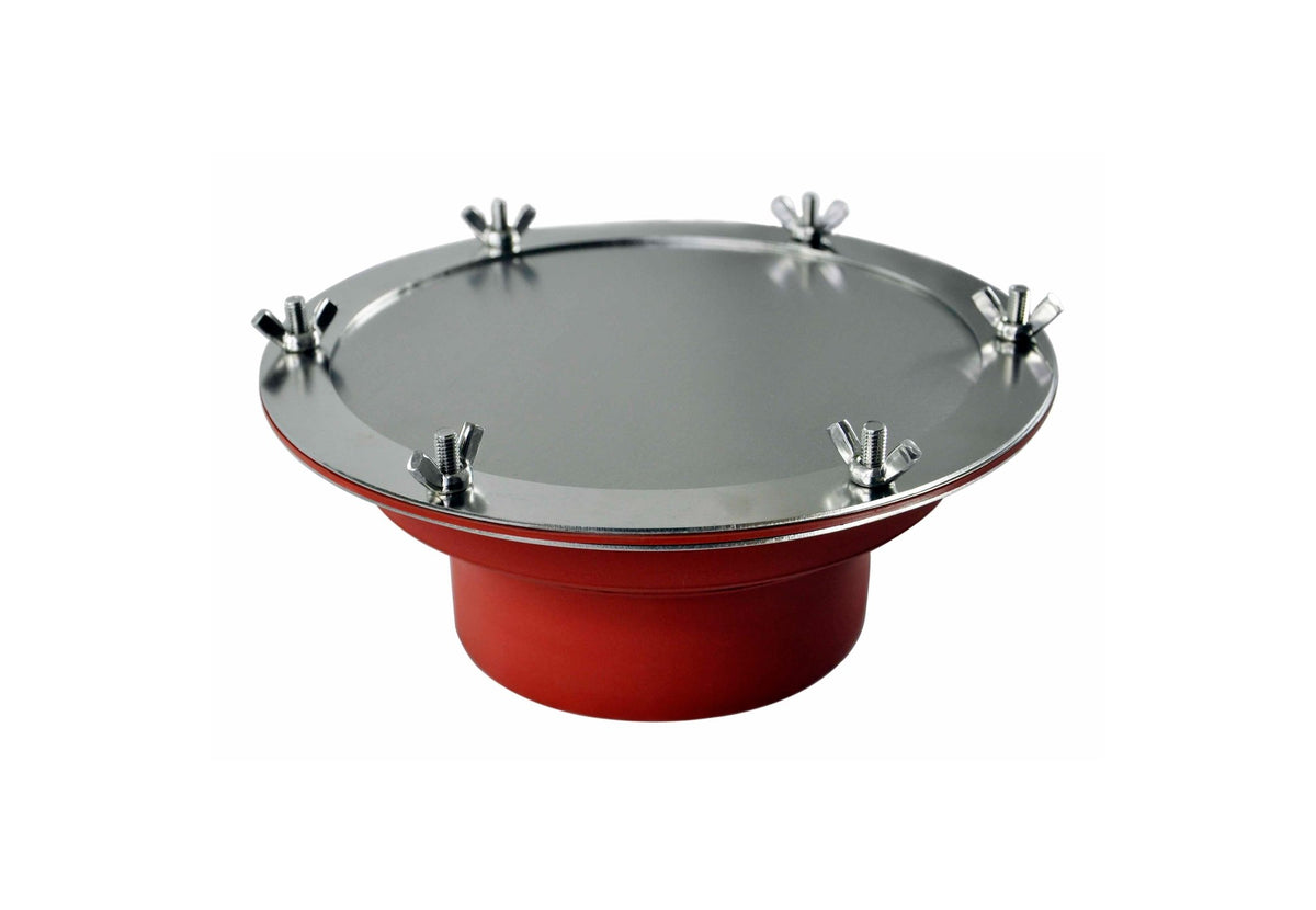 Plaque anti-pluie Winnerwell fixée sur un kit de solin rouge avec des écrous papillon