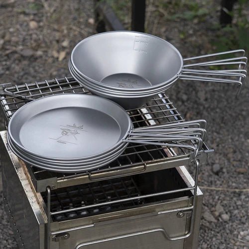 Assiettes et bols Winnerwell Sierra Cup empilés sur une grille de cuisson en plein air