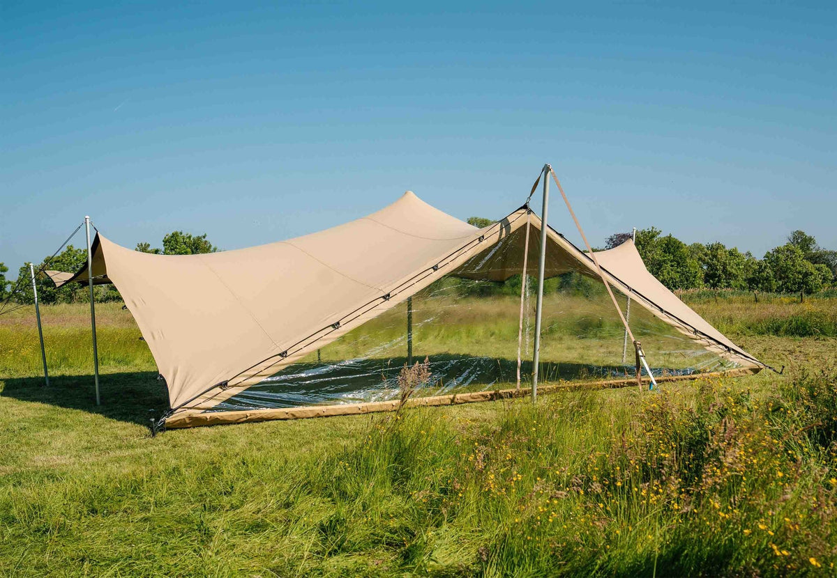 paroi latérale avec porte pour Stretch Tent Q2/Q3, montée sur une stretch tent beige sur une pelouse