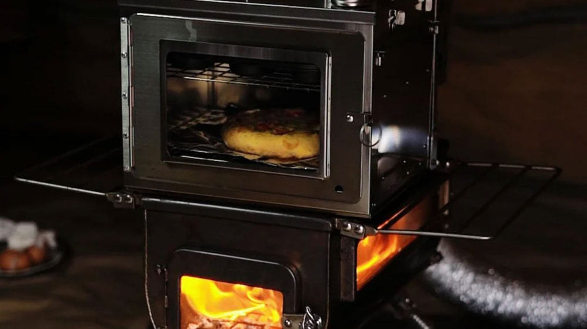 Accessoires voor haarden en houtkachels, kachel met ovenkast waarin brood bakt boven het vuur