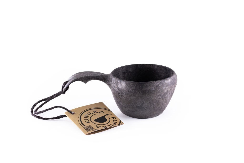 Kupilka 21 Classic Cup noire avec anse, petite boucle noire et étiquette en carton