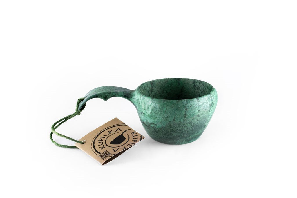 Tasse classique Kupilka 21 en vert avec anse, boucle verte et étiquette en carton