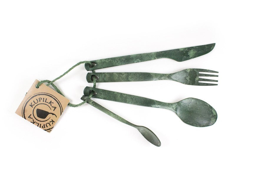 Ensemble de couverts Kupilka vert, couteau, fourchette, cuillère et petite cuillère sur un cordon